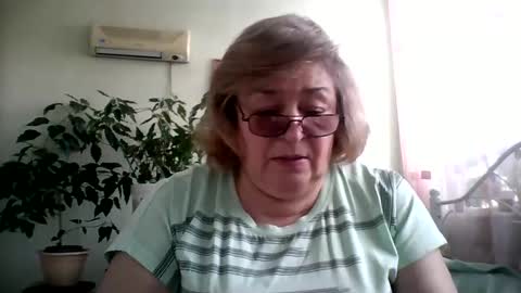 Snapshot of flowerlover8 chatting on February 12, 2025, 9:52 am Flowerlower online show from February 12, 2025, 9:52 am