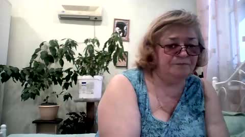 Snapshot of flowerlover8 chatting on February 14, 2025, 2:54 pm Flowerlower online show from February 14, 2025, 2:54 pm