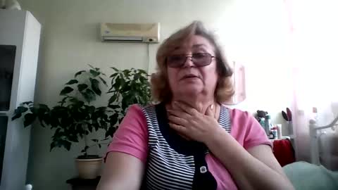 Snapshot of flowerlover8 chatting on February 16, 2025, 8:43 am Flowerlower online show from February 16, 2025, 8:43 am
