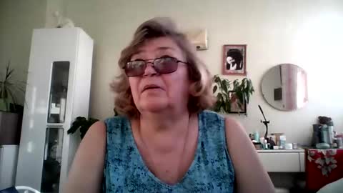 Snapshot of flowerlover8 chatting on February 19, 2025, 1:28 pm Flowerlower online show from February 19, 2025, 1:28 pm