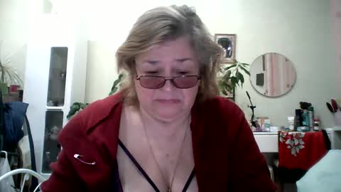Snapshot of flowerlover8 chatting on February 23, 2025, 3:24 am Flowerlower online show from February 23, 2025, 3:24 am
