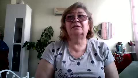 Snapshot of flowerlover8 chatting on February 23, 2025, 6:28 am Flowerlower online show from February 23, 2025, 6:28 am