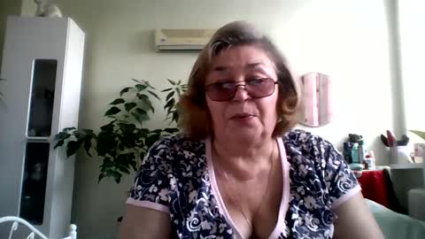 Snapshot of flowerlover8 chatting on March 1, 2025, 9:51 am Flowerlower online show from March 1, 2025, 9:51 am