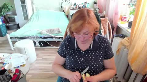 Snapshot of flowerlover8 chatting on June 2, 2026, 9:33 am Flowerlower online show from June 2, 2026, 9:33 am