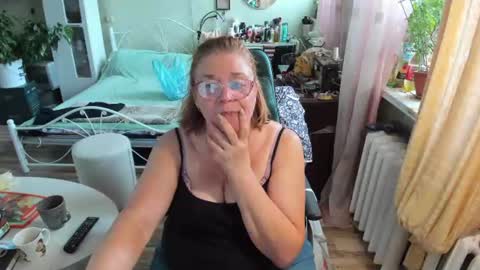 Snapshot of flowerlover8 chatting on June 17, 2026, 10:39 am Flowerlower online show from June 17, 2026, 10:39 am