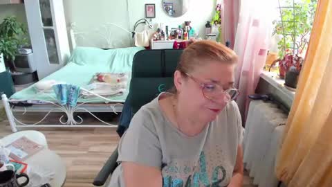 Snapshot of flowerlover8 chatting on July 28, 2026, 9:15 am Flowerlower online show from July 28, 2026, 9:15 am