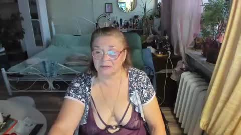 Snapshot of flowerlover8 chatting on July 28, 2026, 6:20 pm Flowerlower online show from July 28, 2026, 6:20 pm