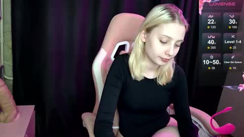 fluffy_cloude online show from November 19, 2025, 12:38 pm