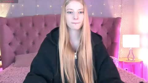 Mia online show from September 19, 2025, 9:37 pm