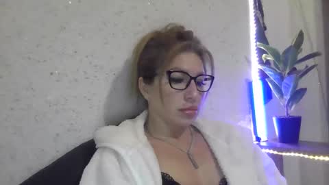 fox_red_lady7 online show from February 20, 2025, 6:13 pm