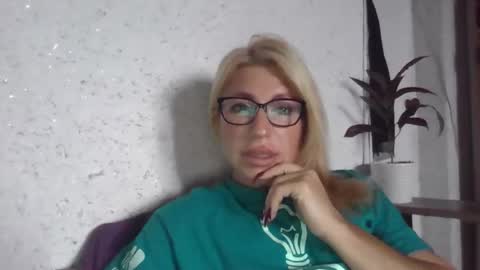 fox_red_lady7 online show from October 2, 2025, 7:26 am