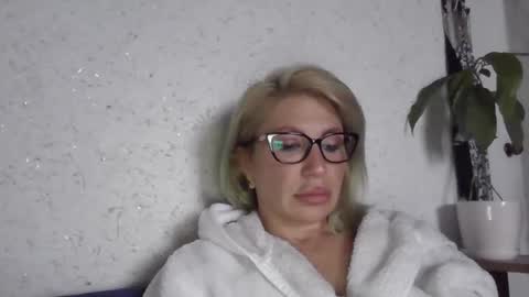 fox_red_lady7 online show from April 30, 2026, 3:40 pm