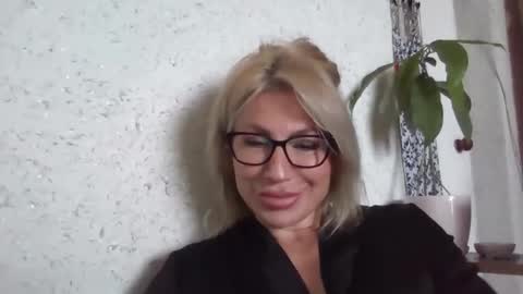 fox_red_lady7 online show from May 8, 2026, 6:19 am