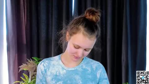 Lily online show from November 3, 2025, 6:58 am