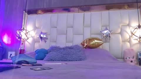 Foxxy  online show from December 17, 2025, 7:42 pm