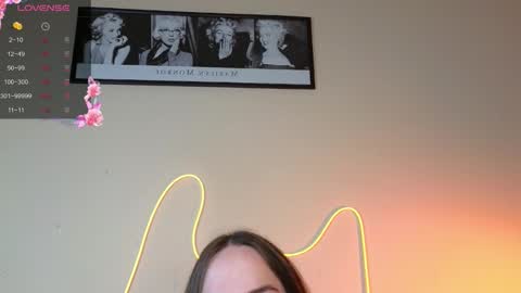 Snapshot of foxxy_girl_ chatting on September 14, 2025, 7:18 am andice online show from September 14, 2025, 7:18 am