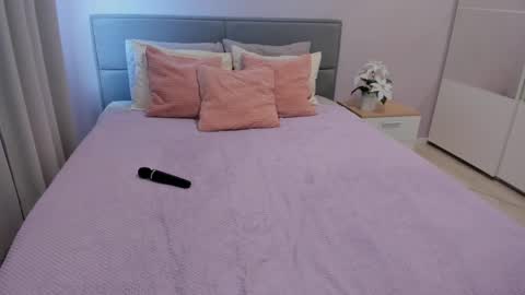 Nikadont forgot give me thumbs up online show from February 18, 2025, 8:27 am