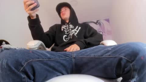 Snapshot of fran_boy_ chatting on April 1, 2026, 3:29 am Fran online show from April 1, 2026, 3:29 am