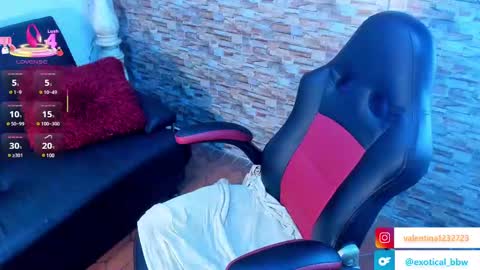 Snapshot of francesca_bbw chatting on February 22, 2025, 10:20 pm online show from February 22, 2025, 10:20 pm