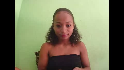 Snapshot of francine925426 chatting on April 1, 2026, 4:46 am francine925426 online show from April 1, 2026, 4:46 am