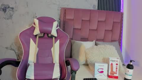 Snapshot of francis_leams chatting on September 23, 2025, 7:28 pm Laura online show from September 23, 2025, 7:28 pm