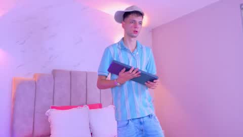 Snapshot of franco_boys chatting on November 4, 2025, 8:41 pm Franco online show from November 4, 2025, 8:41 pm