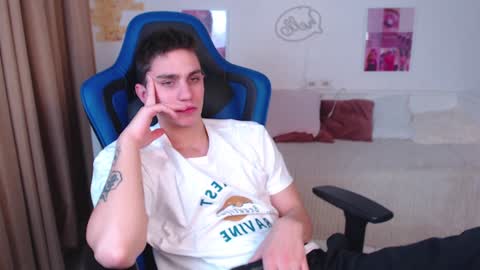 Snapshot of frank_mooree chatting on December 8, 2024, 9:35 am Frank online show from December 8, 2024, 9:35 am