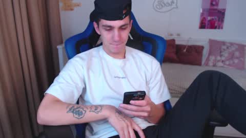 Snapshot of frank_mooree chatting on December 13, 2024, 3:27 am Frank online show from December 13, 2024, 3:27 am