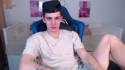 Snapshot of frank_mooree chatting on December 17, 2024, 3:06 am Frank online show from December 17, 2024, 3:06 am