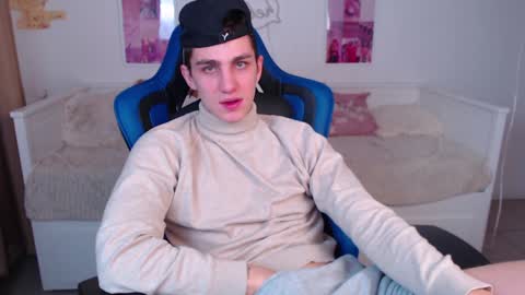 Snapshot of frank_mooree chatting on December 17, 2024, 6:13 am Frank online show from December 17, 2024, 6:13 am