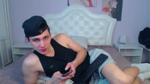 Snapshot of frank_mooree chatting on December 18, 2024, 6:32 am Frank online show from December 18, 2024, 6:32 am