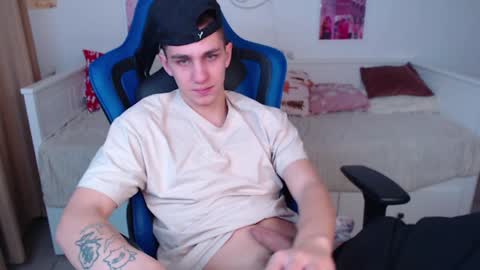 Snapshot of frank_mooree chatting on December 28, 2024, 5:44 am Frank online show from December 28, 2024, 5:44 am