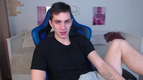 Snapshot of frank_mooree chatting on January 18, 2025, 2:14 am Frank online show from January 18, 2025, 2:14 am
