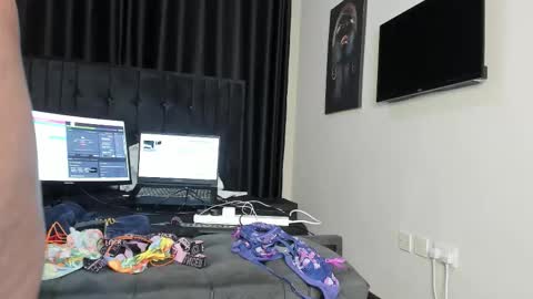 Sandra online show from November 30, 2025, 6:45 pm