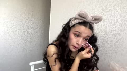 Mia online show from July 7, 2026, 5:10 am