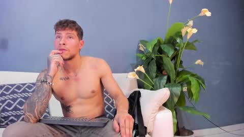 Snapshot of french_sexx chatting on October 3, 2025, 1:24 am Xavier online show from October 3, 2025, 1:24 am