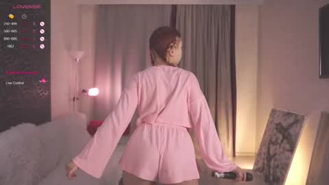 frencheseyes online show from September 25, 2025, 12:53 pm