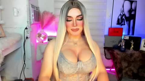 Snapshot of freya_lovestocum chatting on September 24, 2025, 1:53 am Miss Frea online show from September 24, 2025, 1:53 am