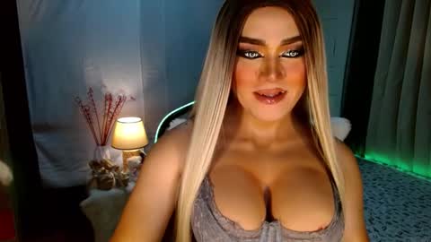 Snapshot of freya_lovestocum chatting on October 14, 2025, 1:17 am Miss Frea online show from October 14, 2025, 1:17 am