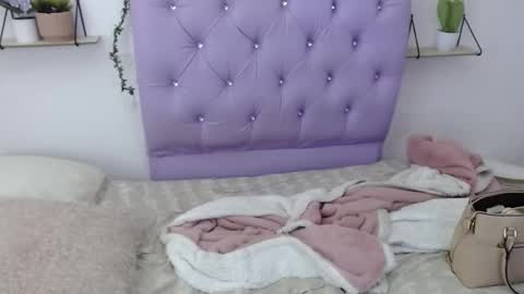 Snapshot of freyja_01 chatting on October 19, 2025, 5:24 pm Freyja online show from October 19, 2025, 5:24 pm