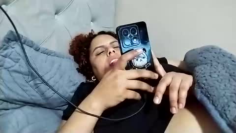 Snapshot of frizzy_girl chatting on November 10, 2025, 3:05 am Frizzy girl online show from November 10, 2025, 3:05 am