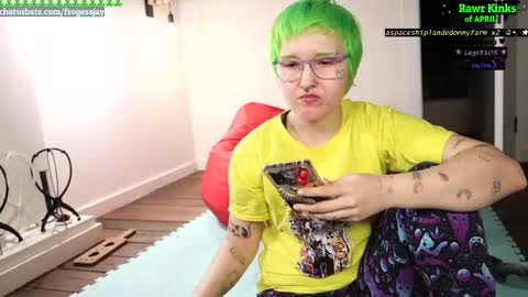 Snapshot of frogessjay chatting on April 9, 2026, 8:36 pm Jaywise Frogfoot online show from April 9, 2026, 8:36 pm