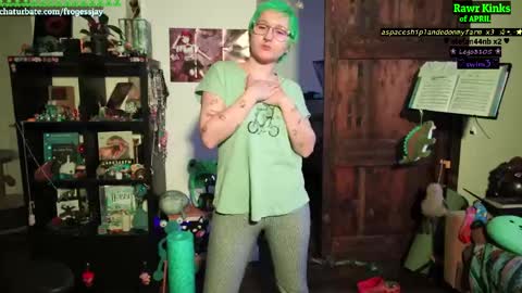 Snapshot of frogessjay chatting on April 22, 2026, 4:52 pm Jaywise Frogfoot online show from April 22, 2026, 4:52 pm