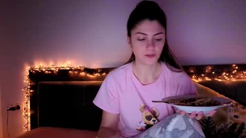 Elona  online show from February 3, 2026, 6:02 pm