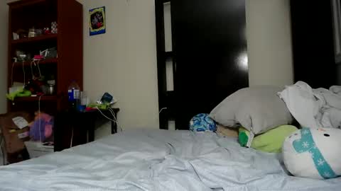 fuzzypeaches87 online show from May 16, 2026, 2:19 am