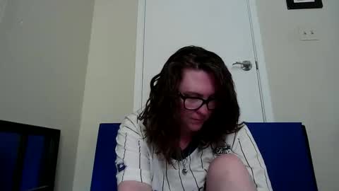 fuzzypeaches87 online show from June 2, 2026, 5:37 pm