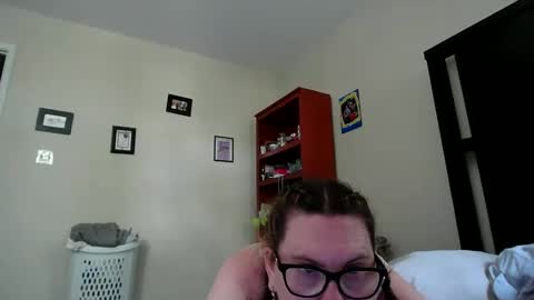 fuzzypeaches87 online show from June 5, 2026, 4:24 pm