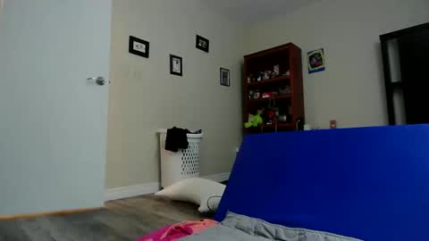 fuzzypeaches87 online show from June 6, 2026, 4:28 am