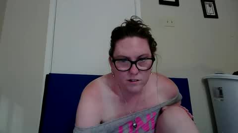 fuzzypeaches87 online show from June 11, 2026, 2:53 am