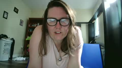 fuzzypeaches87 online show from June 11, 2026, 4:49 pm